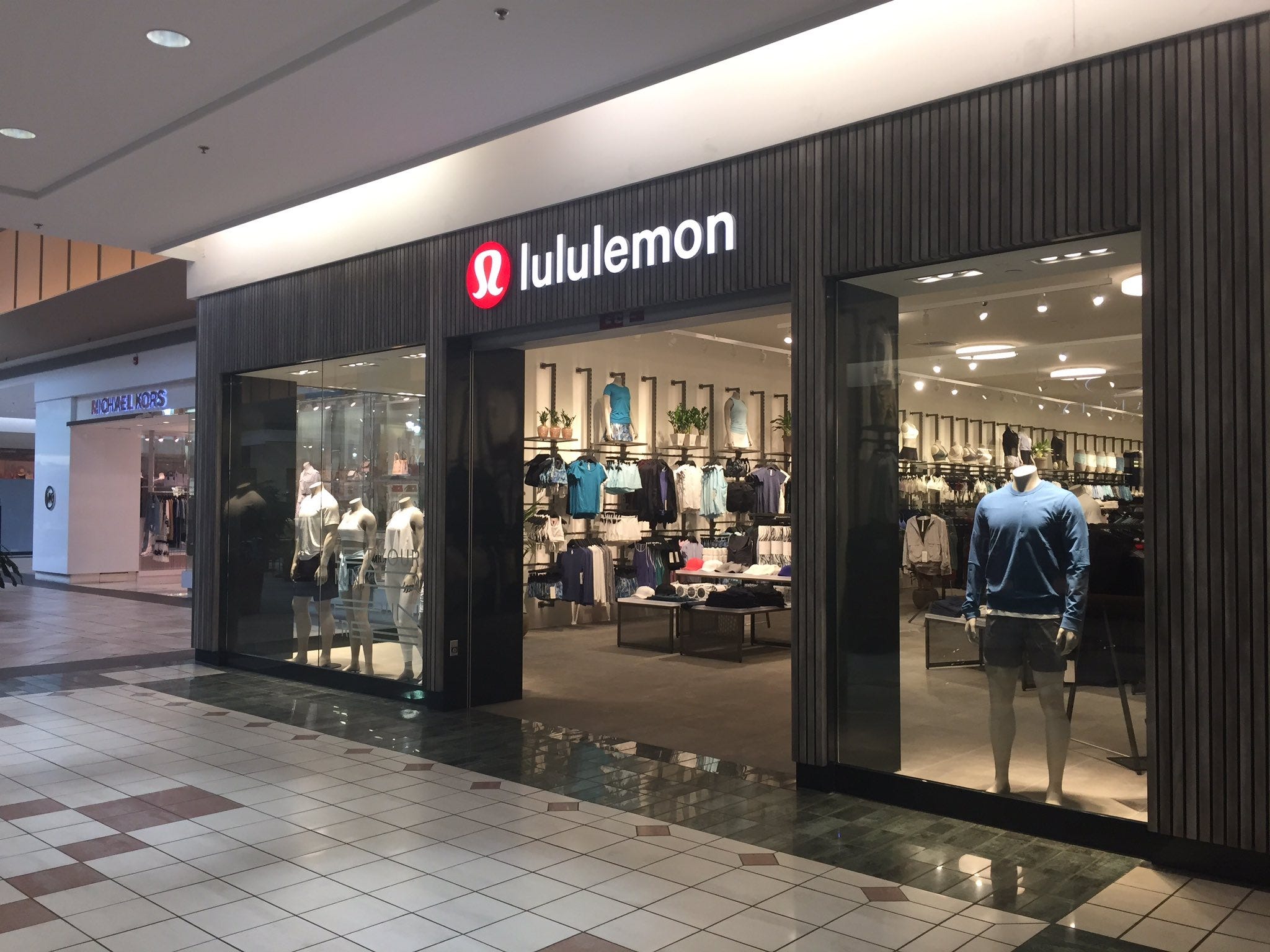 lululemon in mall